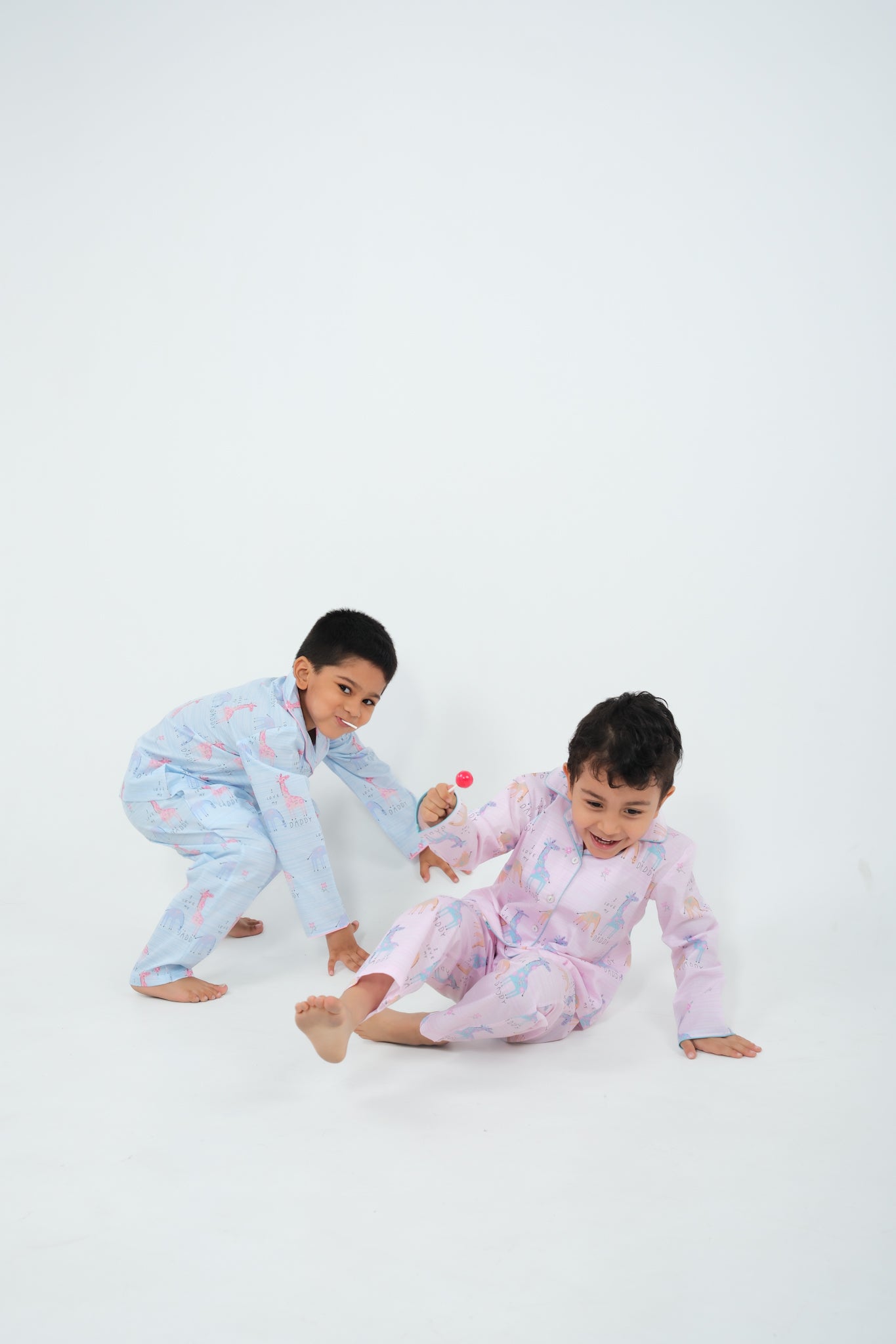 Giraffe Parade – Unisex Cotton Night Suit